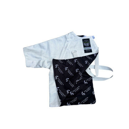 An 800N FIE fencing plastron with full liner and adjustable strap against a white background.